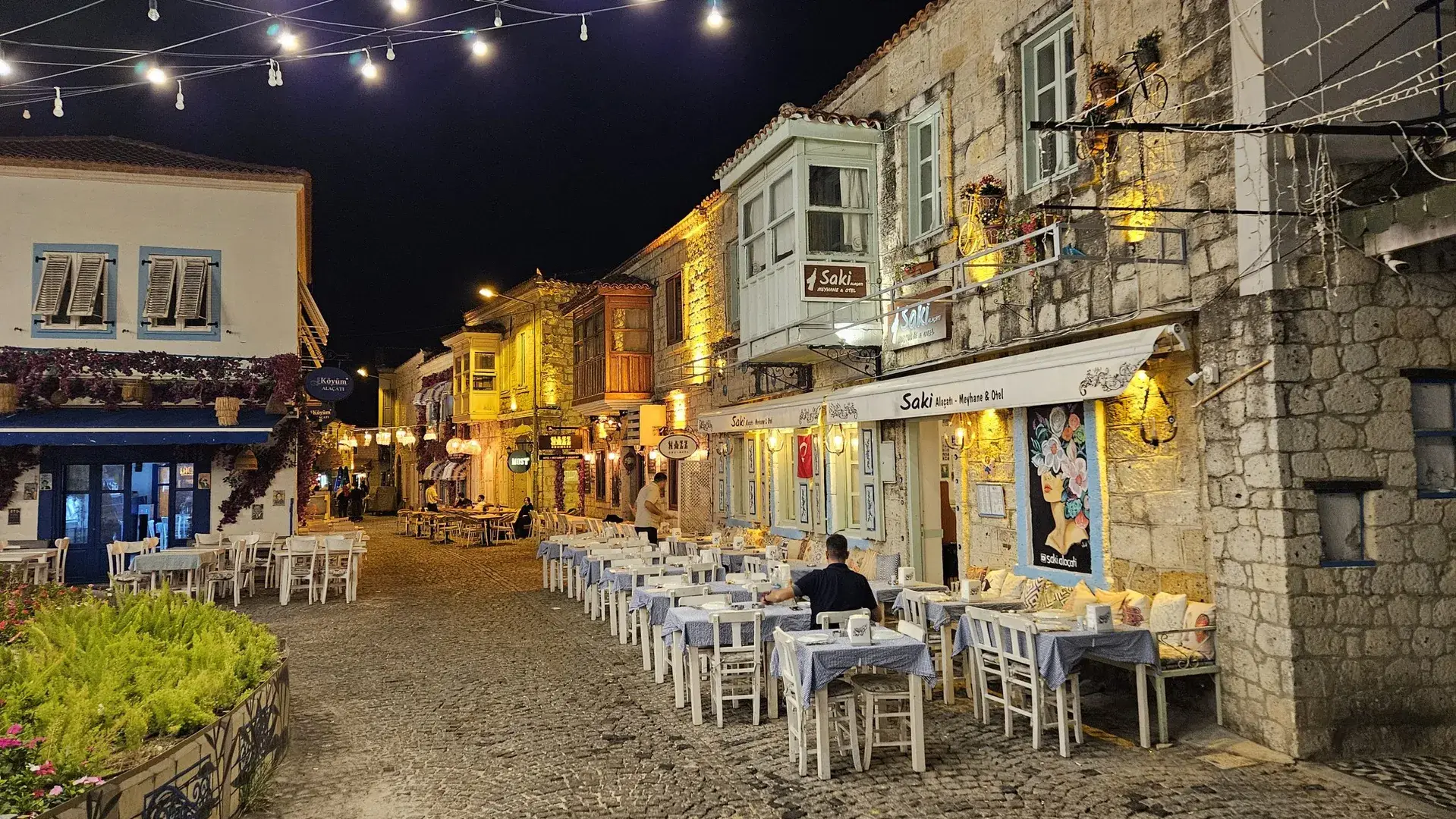 Alaçatı'da Gezilecek Yerler 2026,  Değirmenlerden Koylara