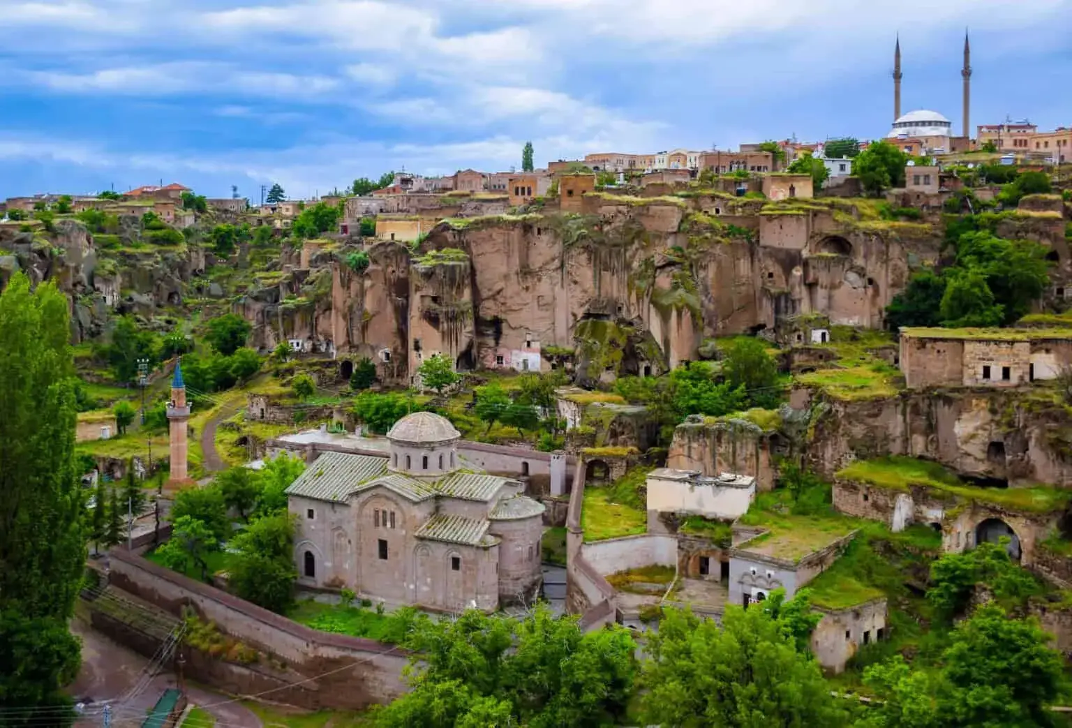 Manastır Vadisi: Güzelyurt'un Kaya Oyma Hazinesi